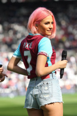 Pixie Lott – Performing At Half Time in West Ham V Everton Football Match  фото №958534