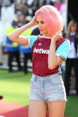 Pixie Lott – Performing At Half Time in West Ham V Everton Football Match  фото №958536