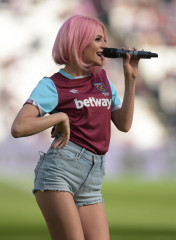 Pixie Lott – Performing At Half Time in West Ham V Everton Football Match  фото №958533