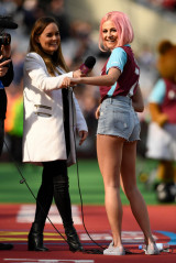 Pixie Lott – Performing At Half Time in West Ham V Everton Football Match  фото №958531