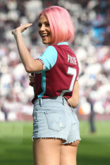 Pixie Lott – Performing At Half Time in West Ham V Everton Football Match  фото №958532