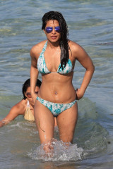 Priyanka Chopra Shows Off Her Bikini Body – Beach in Miami фото №965033