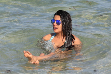 Priyanka Chopra Shows Off Her Bikini Body – Beach in Miami фото №965032