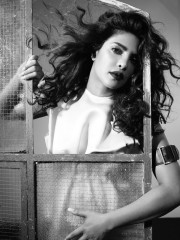 Priyanka Chopra by Emma Summerton for Vanity Fair (Feb 2022) фото №1333625