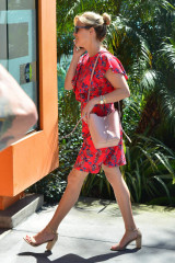 Reese Witherspoon Goes to Kinara Spa in West Hollywood фото №946328