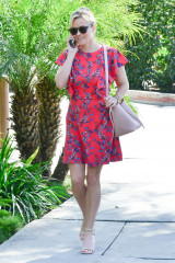 Reese Witherspoon Goes to Kinara Spa in West Hollywood фото №946327