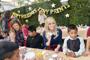 Reese Witherspoon – Tiny Prints Presents The Baby2Baby Snow Day in LA фото №928744
