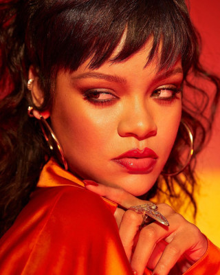 Rihanna - Fenty Beauty 'Gloss Bomb Heat' (2021) фото №1300401