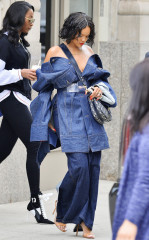 Rihanna Out and About in New York фото №969832