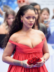 Rihanna at  Valerian Premiere in London 07/24/2017 фото №984573