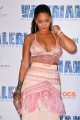 Rihanna – “Valerian And The City Of A Thousand Planets” Premiere in Paris фото №985144