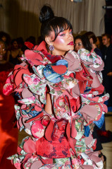 Rihanna at MET Gala in New York фото №961177