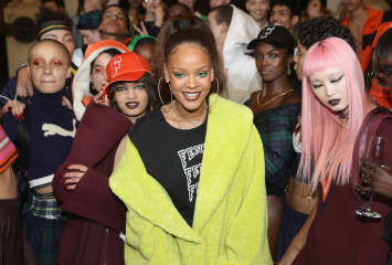 Rihanna at Fenty Puma Fashion Show in Paris фото №945958