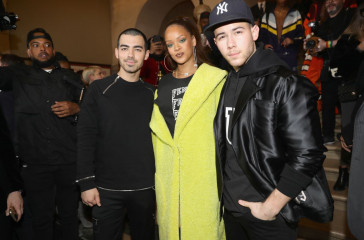 Rihanna at Fenty Puma Fashion Show in Paris фото №945960