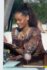 Rihanna in Bikini at Pool at Miami Beach фото №946303