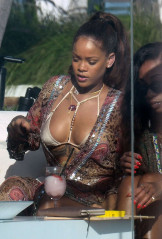 Rihanna in Bikini at Pool at Miami Beach фото №946305