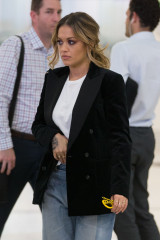 Rita Ora Leaving The Project in Melbourne 11/21/2017 фото №1015598
