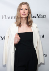 Rosamund Pike – Max Mara x Flaunt Dinner in Los Angeles 3/17/ 2017 фото №948507