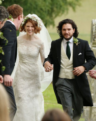 Rose Leslie at Her Wedding with Kit Harington in Scotland  фото №1080566