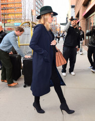 Rosie Huntington-Whiteley Showcases her Bump in Sheer Black Top – New York City  фото №953324
