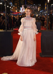 Saoirse Ronan – “Mary Queen of Scots” Premiere in London  фото №1124579
