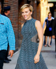 Scarlett Johansson – Leaves The Late Show With Stephen Colbert TV Show in NYC  фото №974814
