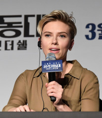 Scarlett Johansson – Ghost In The Shell Press Conference in Seoul, South Korea фото №948657
