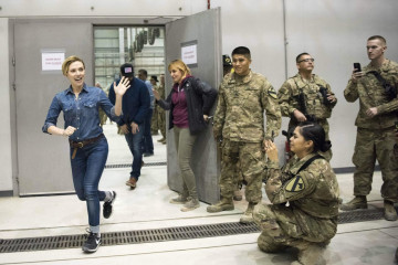 Scarlett Johansson – USO Visit at Forward Operating Base Gamberi in Afghanistan  фото №928970