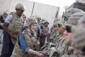 Scarlett Johansson – USO Visit at Forward Operating Base Gamberi in Afghanistan  фото №928974