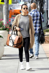 Selena Gomez Grabs a late breakfast in Hollywood 03/08/2018 фото №1051823