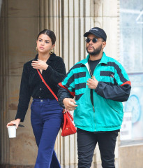 Selena Gomez – Grabbing Coffee on a Rainy Day in West Village фото №992800