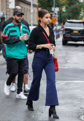 Selena Gomez – Grabbing Coffee on a Rainy Day in West Village фото №992798