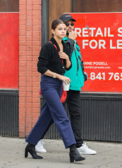 Selena Gomez – Grabbing Coffee on a Rainy Day in West Village фото №992799