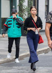 Selena Gomez – Grabbing Coffee on a Rainy Day in West Village фото №992802