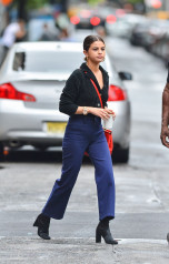 Selena Gomez – Grabbing Coffee on a Rainy Day in West Village фото №992801