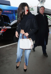Selena Gomez in Jeans at LAX airport in Los Angeles фото №939028