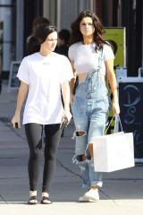 Selena Gomez – Leaves Sara’s Lingerie in Los Angeles фото №940603