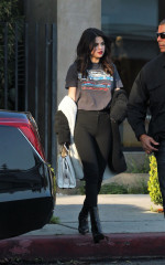 Selena Gomez – Leaving Nine Zero One Salon in West Hollywood фото №927551