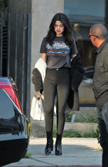 Selena Gomez – Leaving Nine Zero One Salon in West Hollywood фото №927553