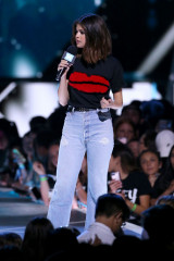 Selena Gomez on Stage at WE Day California Show in Los Angeles фото №959863