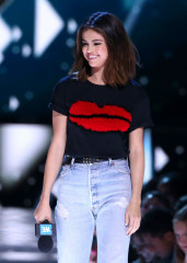 Selena Gomez on Stage at WE Day California Show in Los Angeles фото №959866