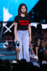 Selena Gomez on Stage at WE Day California Show in Los Angeles фото №959865