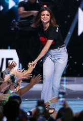 Selena Gomez on Stage at WE Day California Show in Los Angeles фото №959862