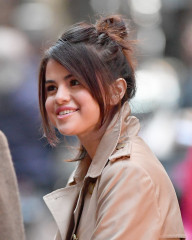 Selena Gomez – On the Set of Woody Allen Movie in NYC фото №995169