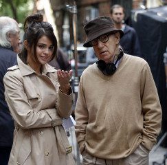 Selena Gomez – On the Set of Woody Allen Movie in NYC фото №995170