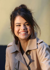 Selena Gomez – On the Set of Woody Allen Movie in NYC фото №995166