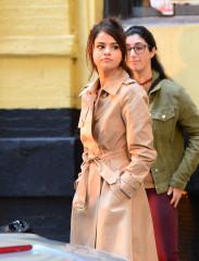Selena Gomez – On the Set of Woody Allen Movie in NYC фото №995051