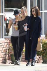Selena Gomez – Out for Breakfast in Los Angeles  фото №945980