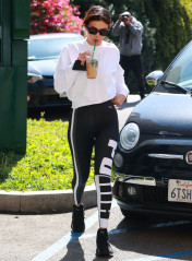 Selena Gomez – Outside a Pilates Studio in LA 02/28/2018 фото №1047982