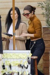 Selena Gomez Street Fashion – Lunch With Friends at Soho House in Malibu фото №949530